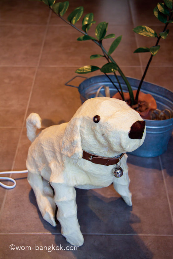 張り子のような犬のランプは 1,800バーツ。手作りなので、1点1点表情が違います。 Idealist