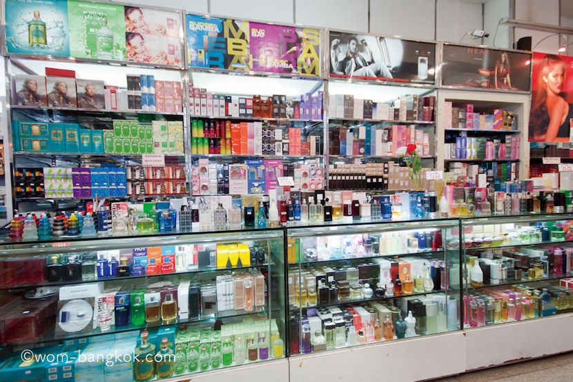 6.香水売り場も品揃え豊富 化粧品売り場