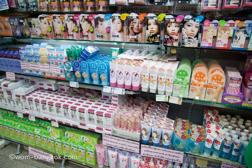 7.もっとも力を入れている日本のヘアカラー剤とドラッグコスメ。カラーリングした髪専用シャンプーや、サロン御用達ブランドのヘアケア商品なども揃っています。ちなみに店内でカラーリングしてもらうことも可能 (カラーリング剤代 +100バーツ) 化粧品売り場