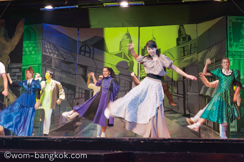 4.様々な国籍のGO達が一緒に踊り、最後にはゲストも総立ちで踊るのがパターン show