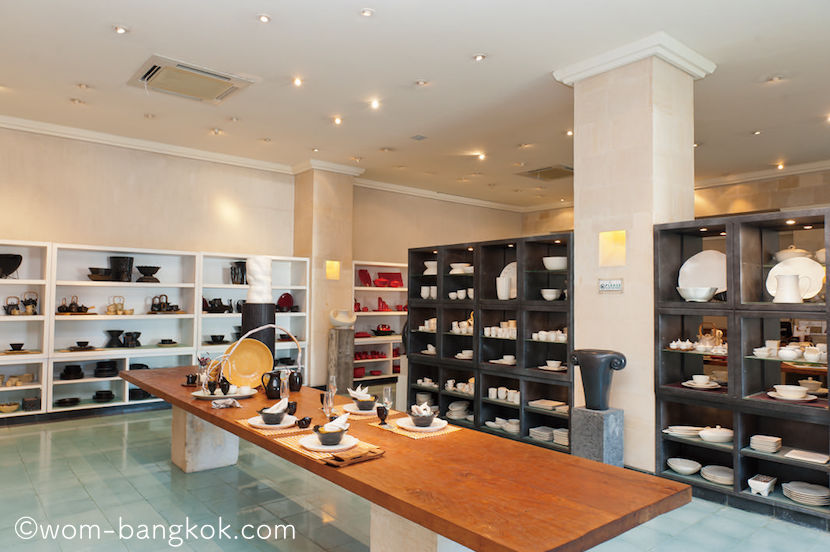 5.商品が色別に陳列された店内 Jenggala Keramik