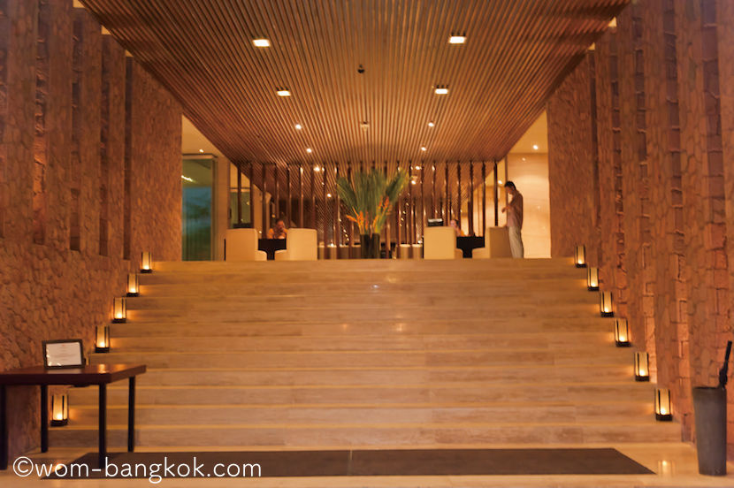 1.スミニャック・ダヤナプラ通りの突き当たりに現れるお洒落なエントランス ANANTARA SEMINYAK BALI RESORT & SPA