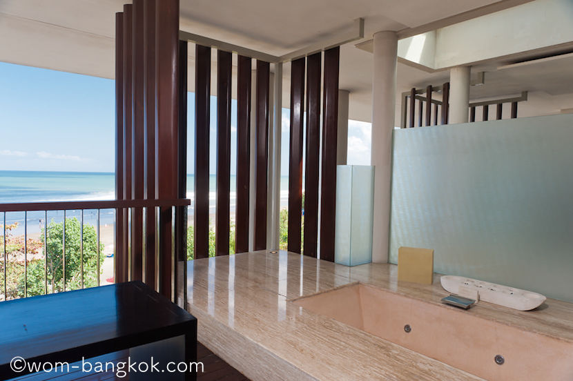1.ビーチに面したオーシャンスイートのジャグジーバス。ビーチには朝からサーファーの姿が ANANTARA SEMINYAK BALI RESORT & SPA