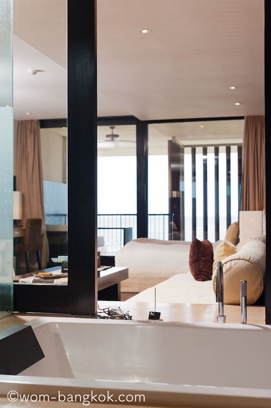 7.バスルームのバスタブ部分とリビングルームを仕切る窓は開閉式 ANANTARA SEMINYAK BALI RESORT & SPA
