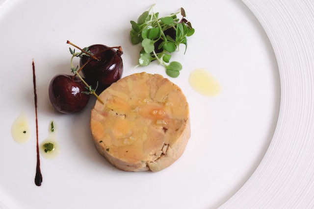 2.前菜より「Poached Duck Foie Gras Au Torchon」 (200バーツ プラス)