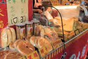 中華風パンの店。よく路上に小さな店舗が出ている