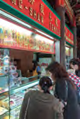 帰る前にお守りの売店を覗いてみよう。NT$20ぐらいからお守りが買える。またパワースポットとして有名なこともあり、龍山寺と書いてあるものが人気