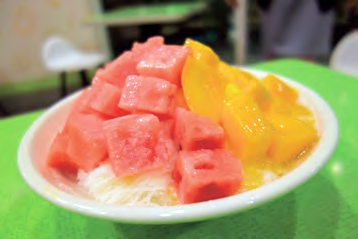 どんぶりサイズの大きなかき氷、果物が新鮮で美味しい! 冰讃