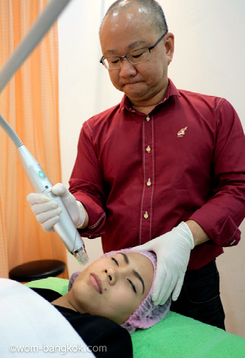 バンコクの皮膚科医トッブ10にランキングされているバイサーン先生 pinklao clinic