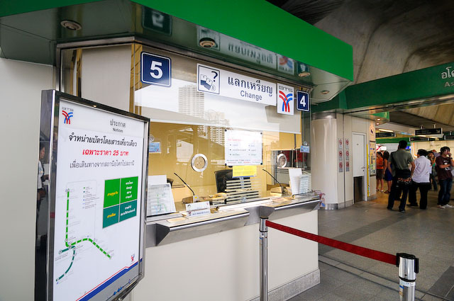 自動券売機では5バーツ、10バーツ硬貨しか使用できません。硬貨が足りない場合は、窓口で両替してもらいます。自動販売機でカードを購入しましょう