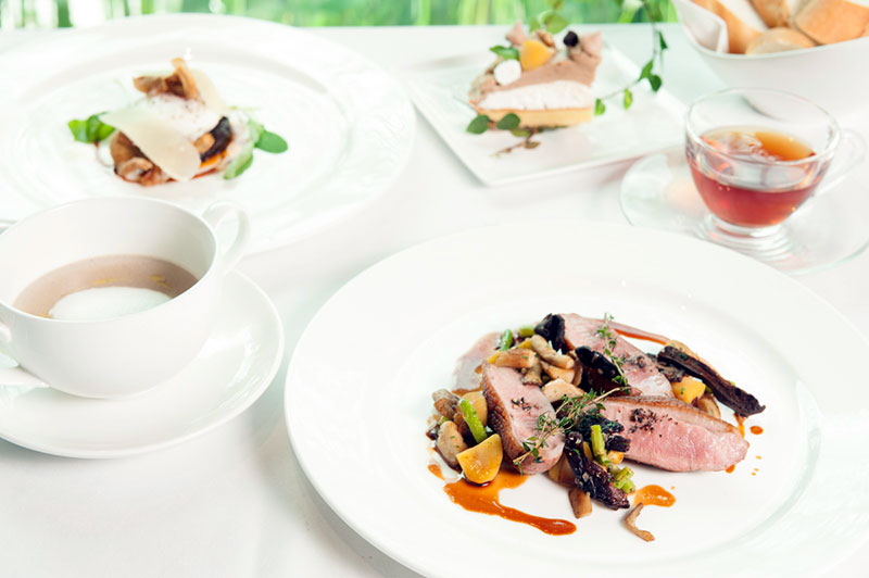 4コースランチ ฿550++~ ポルチーニ茸のポタージュ、茸のフリットとポー チドエッグを添えた玉葱のフォンデュ、茸ソテー を添えた鴨のロースト、モンブラン(プラス฿50)、 紅茶(コーヒーも選べます)