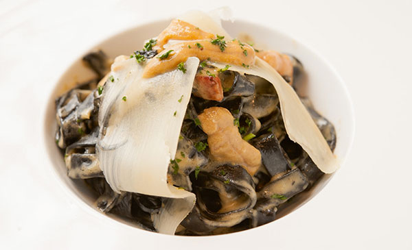 ランチセットより 「OGANIC UNI PASTA」 ฿400++ 雲丹クリームソースのパスタとシーザーサラダのセット