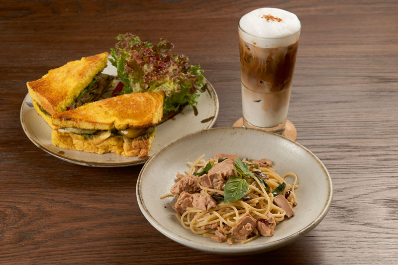 ランチセット ฿300 サンドイッチまたはパスタ+コーヒー(紅茶)