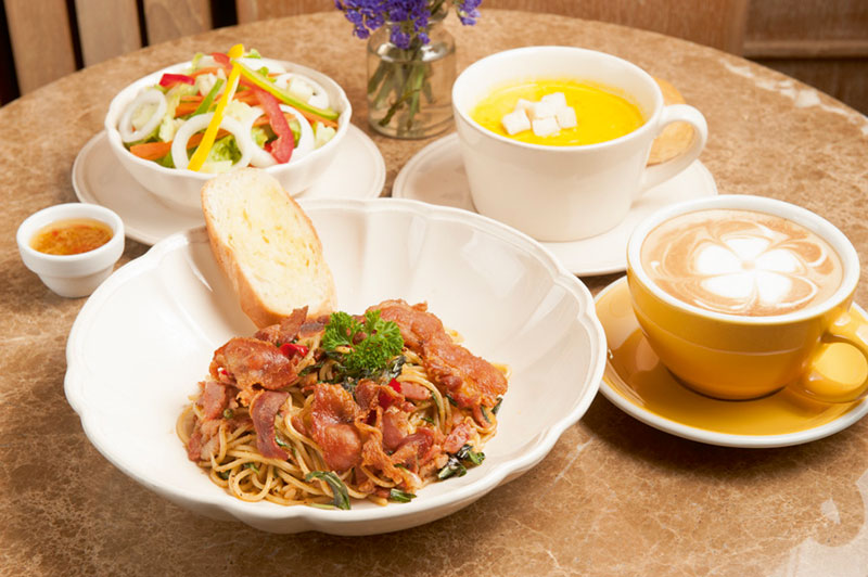 セットB ฿400++ サラダ、5 種類から選択できるパスタ(写真はスパイシーベーコン)、ドリ ンク(写真はカフェラテ)