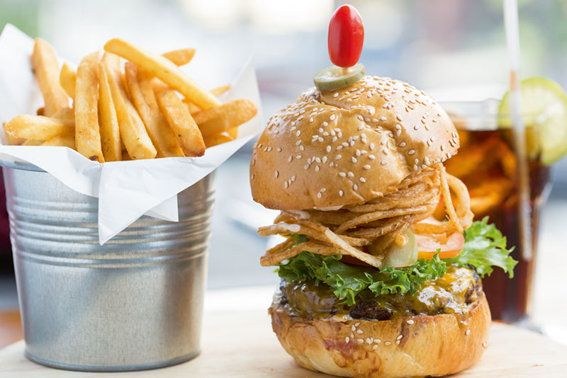 ランチセット ฿400++ 10種類からお好きなハンバーガーとソフトドリンク ※BigBlueとManhattanは除外