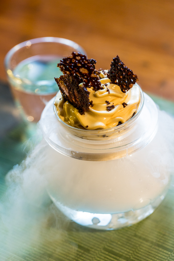 Smoky Caramelo ドライアイスを利用したユニークなデザート Smoky Caramelo ドライアイスを利用したユニークなデザート