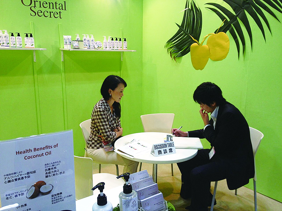 海外の展示会で商 談会のお手伝い