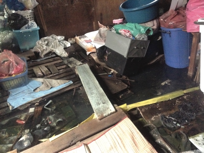 雨季に浸水し、部屋に板を渡している家 雨季に浸水し、部屋に板を渡している家