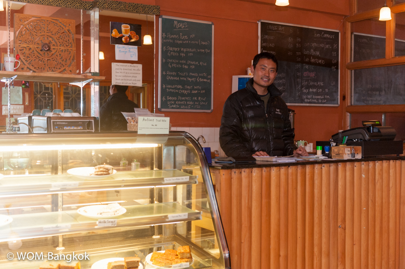 オーナー(写真)は、よくバンコクに買い物に来ているそう。美味しいコーヒーと軽食メニューが充実しています。Wi-Fiフリーとあって沢山の外国人旅行者が集っていました。 オーナー(写真)は、よくバンコクに買い物に来ているそう。美味しいコーヒーと軽食メニューが充実しています。Wi-Fiフリーとあって沢山の外国人旅行者が集っていました。