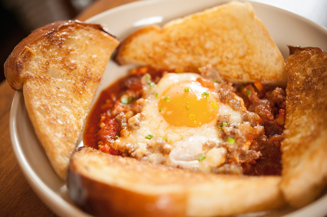 Shakshouka 250バーツ。トルコ風の朝ごはん（半熟卵とソーセージ入りのトマトソースにトーストを添えて）