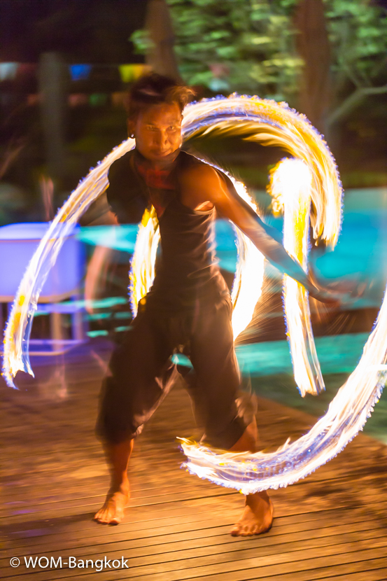 夜はファイヤーダンスを披露