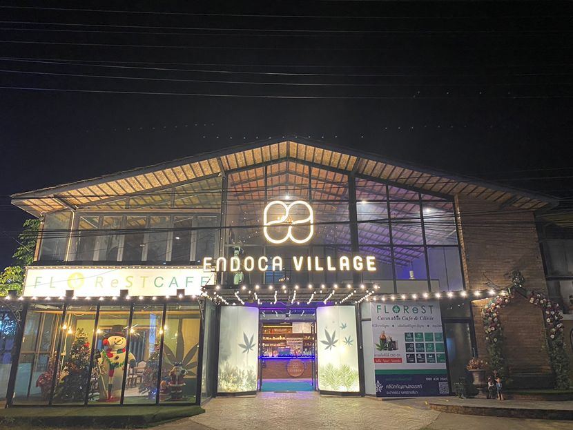 カオヤイにあるCBDオイルブランド「ENDOCA」直営店。医療クリニックを併設しており、患者の症状や体質についてのお悩みをヒアリングしながら製品を処方している。公式LINE上でも製品選びについてアドバイザーと相談することができます ※THCが0.2%未満の合法的な大麻製品として発送 話題のCBD! その効果と使い方